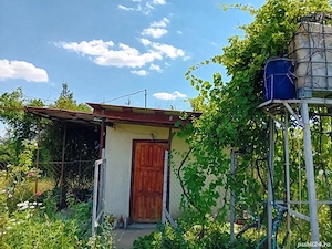  Vand Teren Intravilan Hagiesti Ialomita, curent electric,  puț, căsuță cu beci solid, gard, livada  - imagine 2
