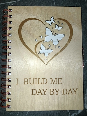Agendă A5 din lemn  I Build Me Day by Day    copertă reutilizabilă, 80 foi dictando
