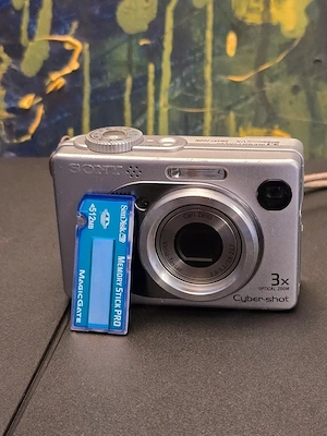 Sony Cyber-shot DSC-P73 4.1MP   defect, usa baterii rupta + card 512MB
