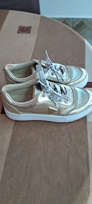 Adidasi Guess marimea 37.5