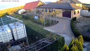 Vand proprietate, 1,4 ha, imprejmuit, cu doua cladiri construite.