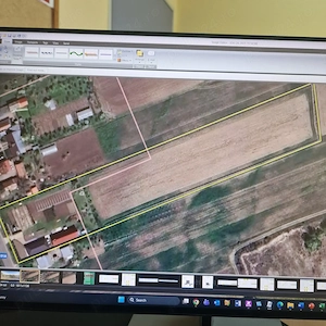 Vand proprietate, 1,4 ha, imprejmuit, cu doua cladiri construite. - imagine 3
