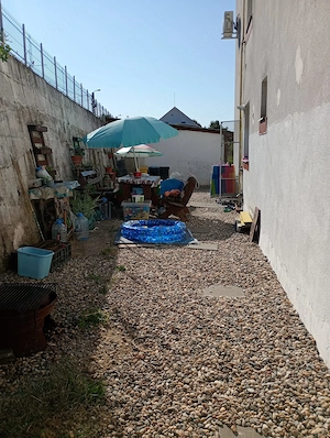 De vânzare - apartament cu 3 camere și curte - imagine 9