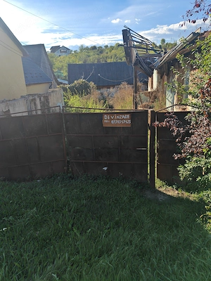 Vând casă bătrânească pentru demolare, grajd cu o cameră, anexe și teren de 29 de ari în Dumitra