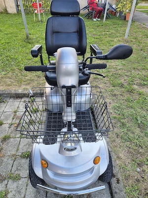 vand carucir pentru seniori 