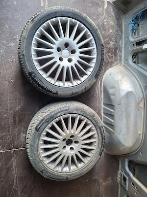 Vînd 2  anvelope  cu geantă 