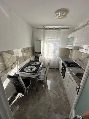închiriez apartament cu două camere  - imagine 2