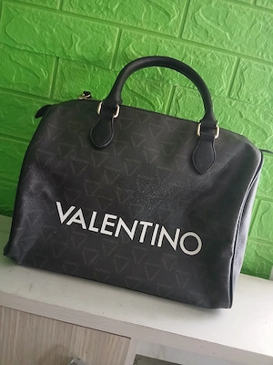 Vând geantă Valentino 