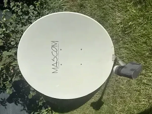 Antena satelit offset din aluminium cu diametrul de 1m, MASCOM, cu LNB (4 ieșiri)