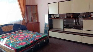 Casa cu 3 camere ,spatiu comercial si gradina generoasă 