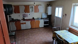 Casa cu 3 camere ,spatiu comercial si gradina generoasă  - imagine 2