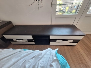 Vand comoda pentru living.
