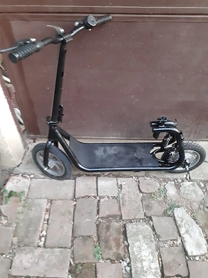 Caroserie pe roti e-trotinetă