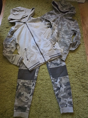 Set 2 Hanorace si pantaloni camuflaj 7-8 ani