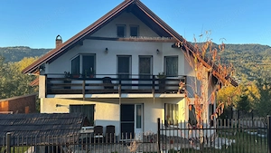 Vând casă, pretabil pensiune situată în Moisei, zona Purcaret