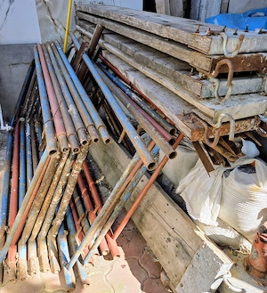 Vând urgent schelă, betonieră, aparat de sudură, centrală termică, boiler, 5 calorifere oțel