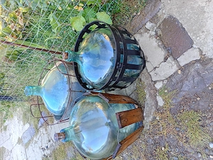 Damigeană 50l toate trei la 200 lei.