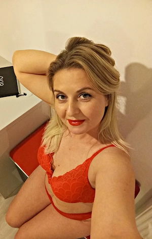 Am revenit,blonda dulce cu ochi verzi.
