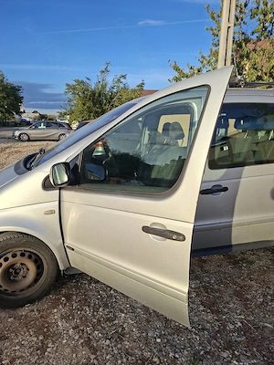 dezmembrez mercedes vaneo 2003 si vind pisele de la ea. 