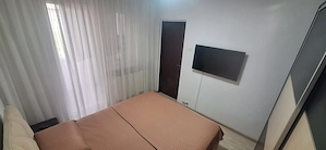 Închiriez apartament cu 2 camere 