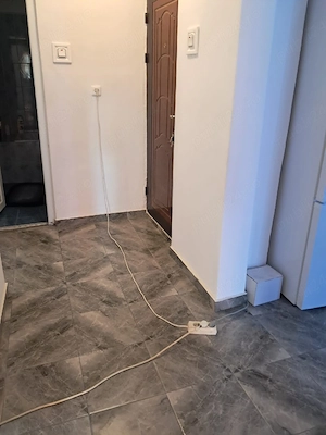 Propietar ,vand apartament cu 3 camera ,decomandat ,semi-mobilat si utilat  - imagine 5