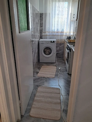 Propietar ,vand apartament cu 3 camera ,decomandat ,semi-mobilat si utilat  - imagine 4