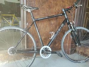 Vând bicicletă  în stare bună  de utilizare, ideală pentru plimbări în oraș si trasee  pe sosea