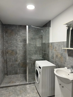 Inchiriez apartament cu 2 camere curte gradina si loc de parcare zona Fratelia - imagine 3