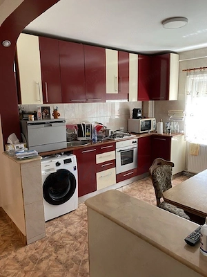 550 Euro inchiriere apartament cu 3 camere, etaj 3 din 8, zona peco BK