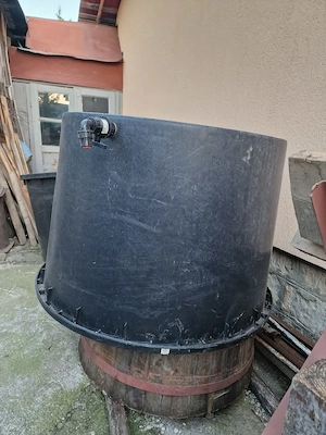Vând căzi pentru struguri sau diverse utilizări, 2 din lemn de brad 1 din plastic