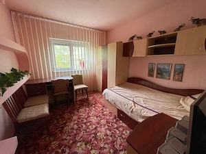 Se caută 1 fată sau 2 fete pentru un apartament cu 4 camere   86 mp - imagine 2