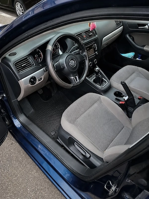 Volkswagen Jetta 2013 1.6 TDI   173.000 km   Climă 2 zone   Senzori parcare - imagine 10
