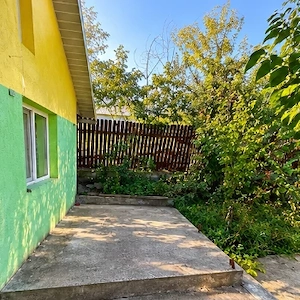 Casă cu livadă pe rod și 4.300 m2 teren   gospodărie completă în Epureni. Preț 59.000 negociabil.