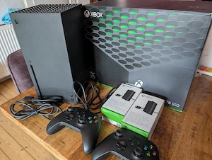 Xbox Series X + 2 controllere Xbox 