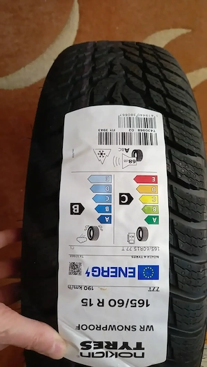 Vand anvelopa noua pt iarna marca NOKIAN,dimensiuni 165/60 R15