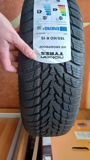 Vand anvelopa noua pt iarna marca NOKIAN,dimensiuni 165/60 R15 - imagine 2