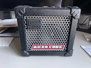 Vând amplificator Roland Micro Cube cu alimentator original Roland