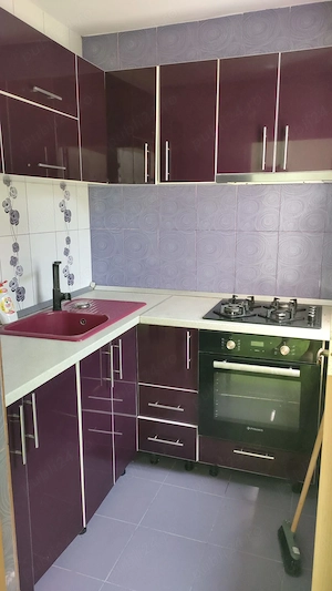 Închiriez apartament nemobilat  - imagine 2