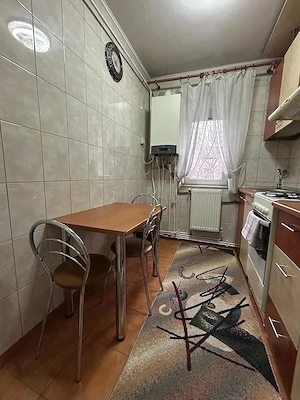 Apartament format din 3 camere, cu centrala proprie
