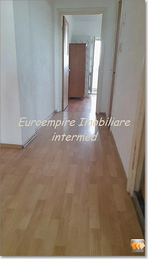 Apartament 4 camere decomandate zona Poarta 6 - imagine 2