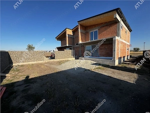 Casa moderna cu 4 camere 3 bai si teren propriu de 350 mp in Sura Mica - imagine 4