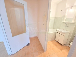 Apartament 3 camere semidecomandat, zona Milcov - imagine 6
