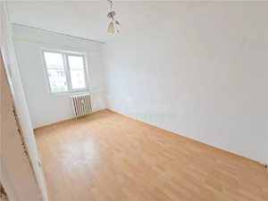 Apartament 3 camere semidecomandat, zona Milcov - imagine 3