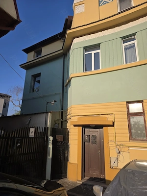 Vand Garsoniera in vila la curte