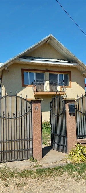 Vand casa cu 7 camere in Ramnicu Sarat, str.Al.I.Cuza nr.35 suprafata totala 600 MP