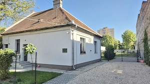 Casă cu două apartamente independente si teren generos.