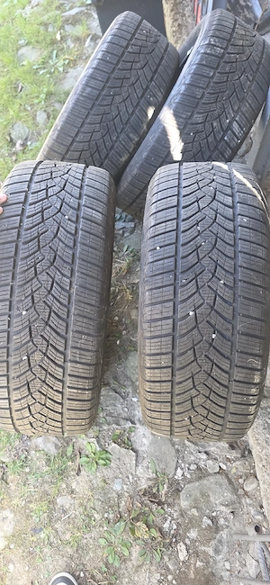 Vând anvelope iarna 225/50 R17