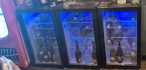 Vand 3 vitrine frigorifice (racitoare de bauturi vinuri), marca STARCREST. Stare EXCELENTA