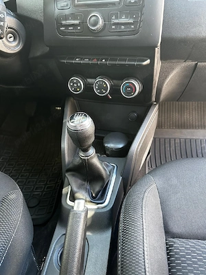 An 2019 , Dacia Duster pe benzina  1.3 - imagine 10