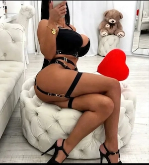 Eliza si Roxy minioana  fata noua in orasul tau deplasari hoteluri si pensiuni